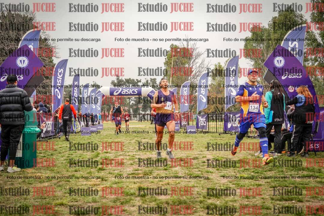 Fotos de la llegada del cross de 6000 m - running teams mujeres y varones