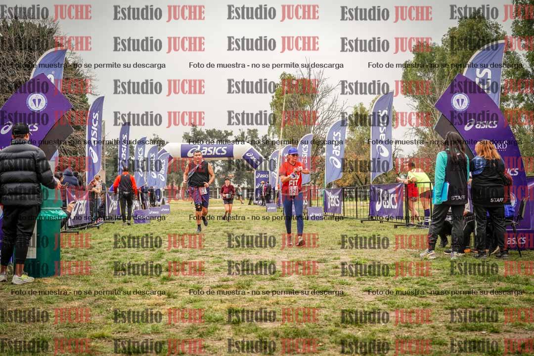 Fotos de la llegada del cross de 6000 m - running teams mujeres y varones