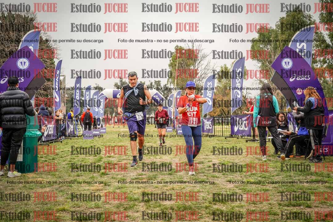 Fotos de la llegada del cross de 6000 m - running teams mujeres y varones