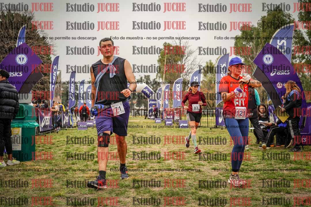 Fotos de la llegada del cross de 6000 m - running teams mujeres y varones