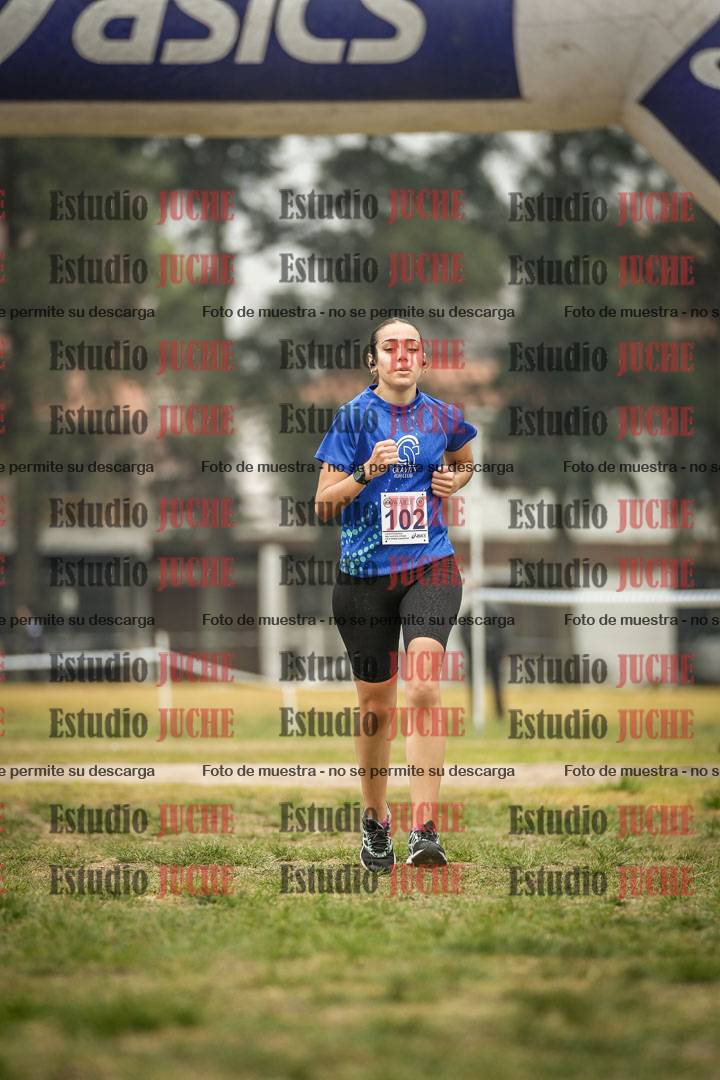 Fotos de la llegada del cross de 6000 m - running teams mujeres y varones