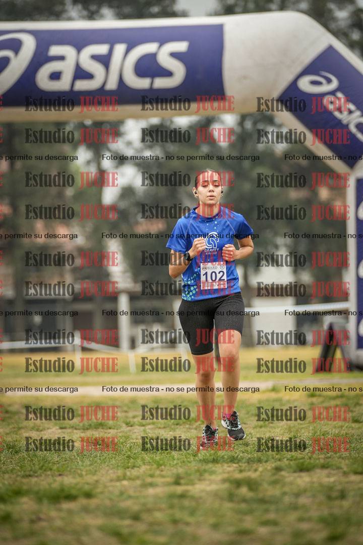 Fotos de la llegada del cross de 6000 m - running teams mujeres y varones
