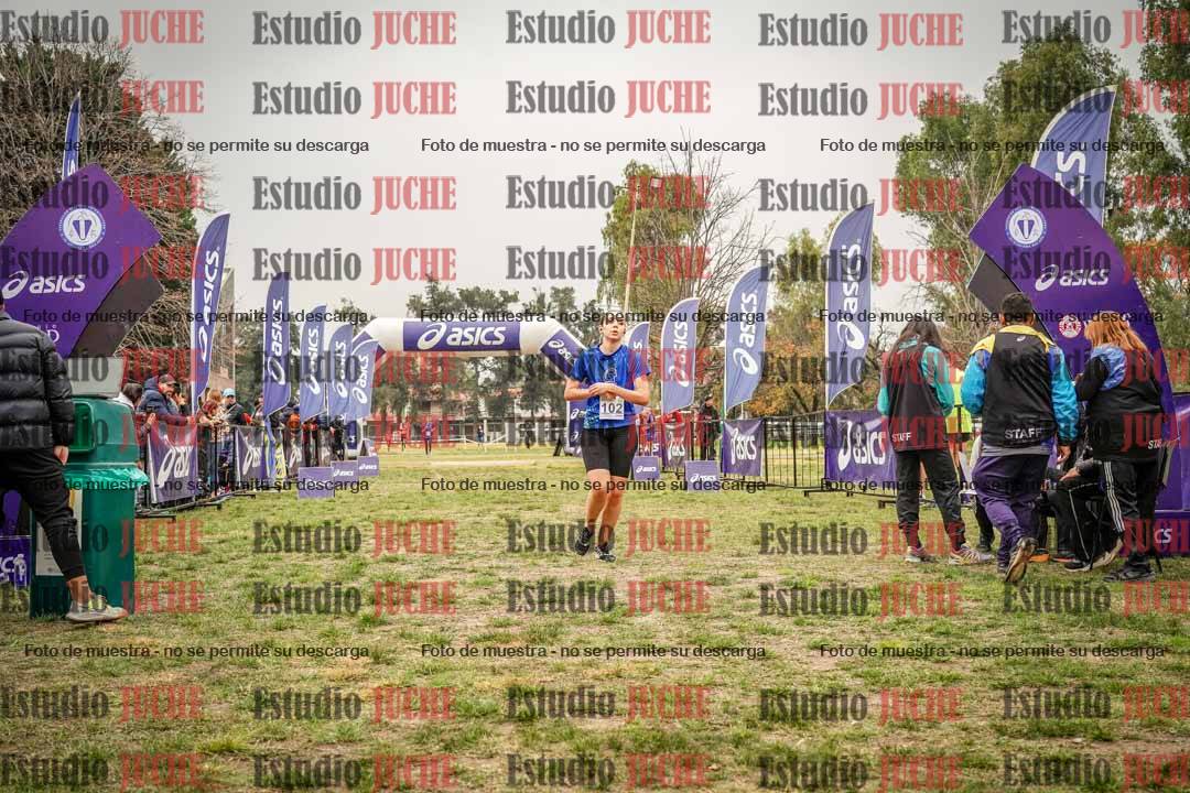 Fotos de la llegada del cross de 6000 m - running teams mujeres y varones