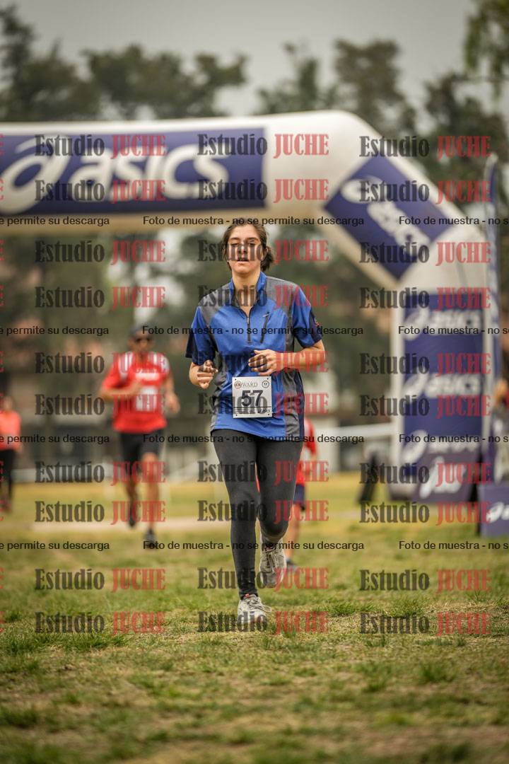 Fotos de la llegada del cross de 6000 m - running teams mujeres y varones