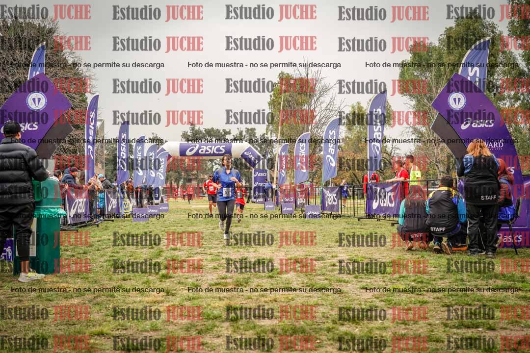Fotos de la llegada del cross de 6000 m - running teams mujeres y varones