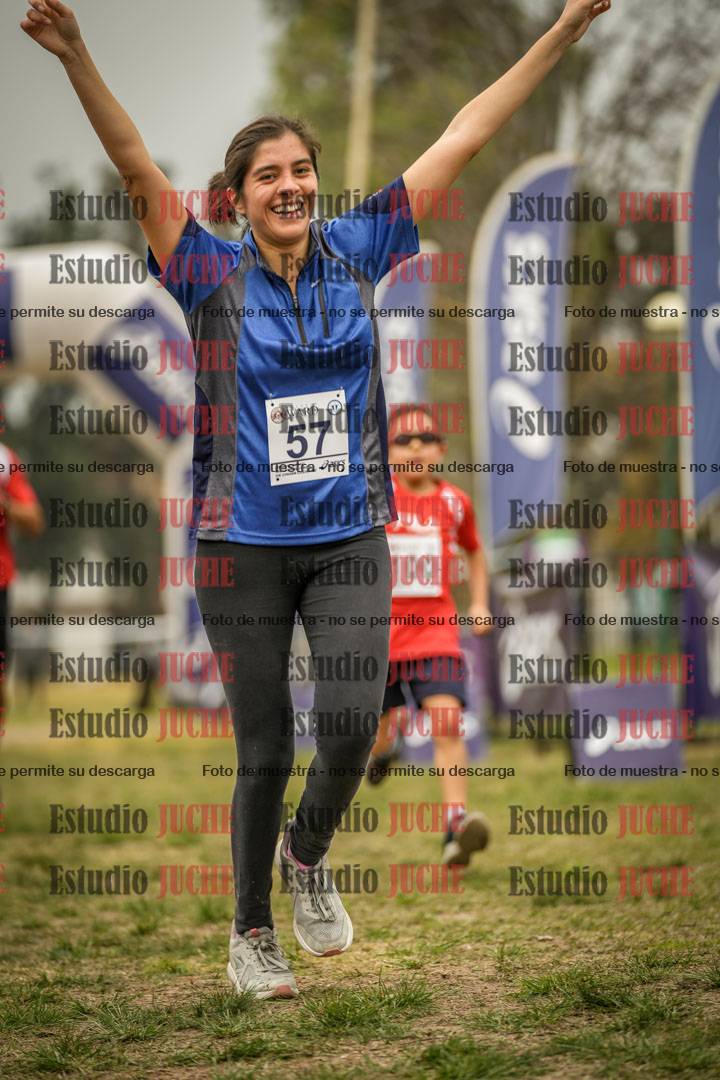 Fotos de la llegada del cross de 6000 m - running teams mujeres y varones