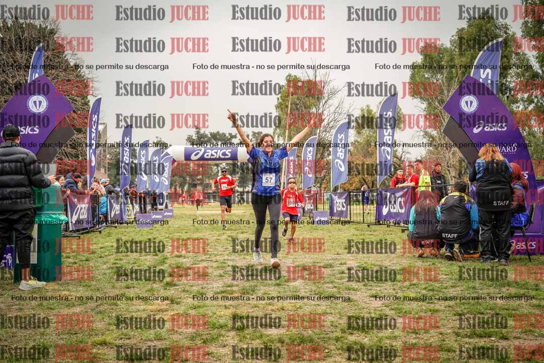 Fotos de la llegada del cross de 6000 m - running teams mujeres y varones