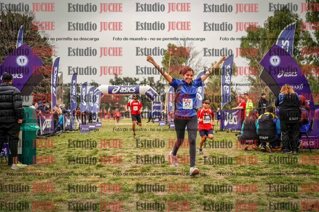 Fotos de la llegada del cross de 6000 m - running teams mujeres y varones