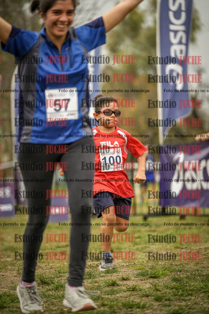 Fotos de la llegada del cross de 6000 m - running teams mujeres y varones