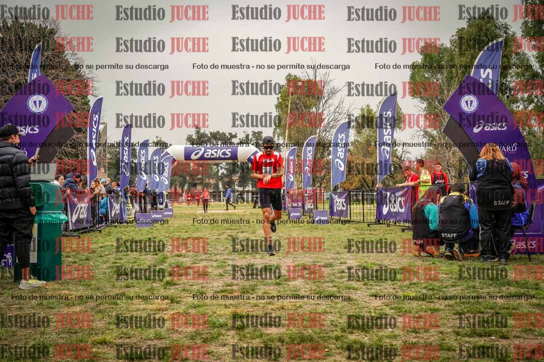 Fotos de la llegada del cross de 6000 m - running teams mujeres y varones