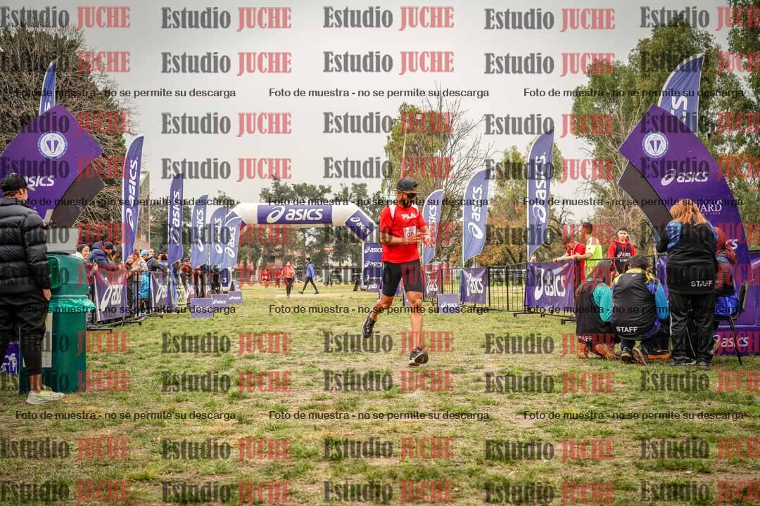 Fotos de la llegada del cross de 6000 m - running teams mujeres y varones