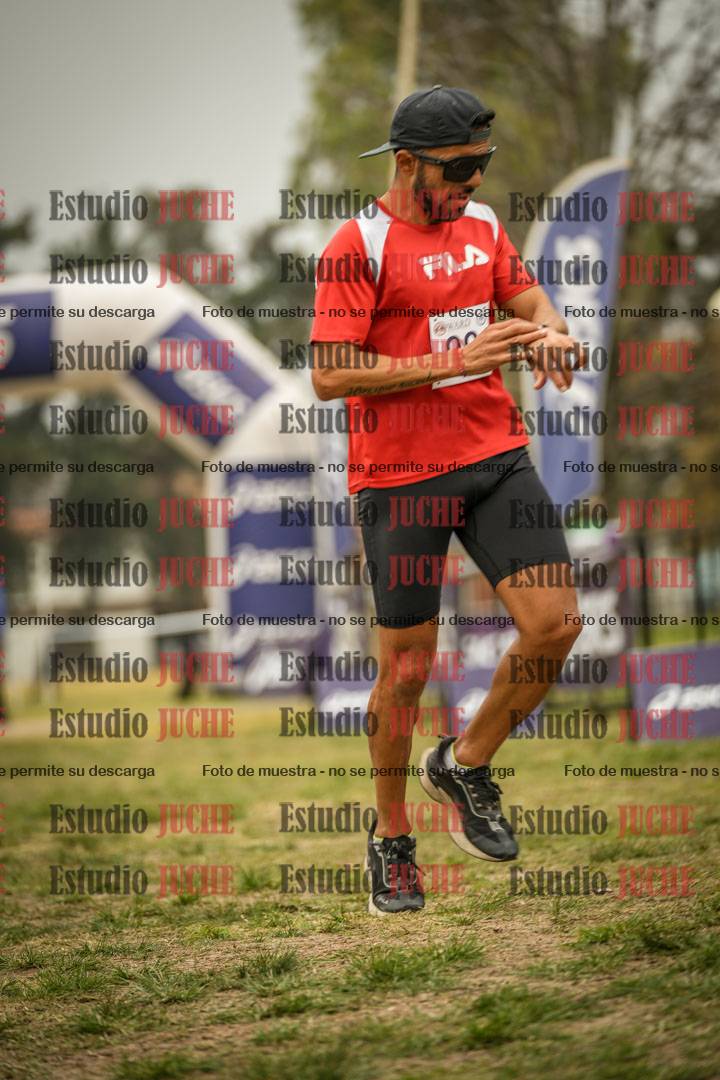 Fotos de la llegada del cross de 6000 m - running teams mujeres y varones