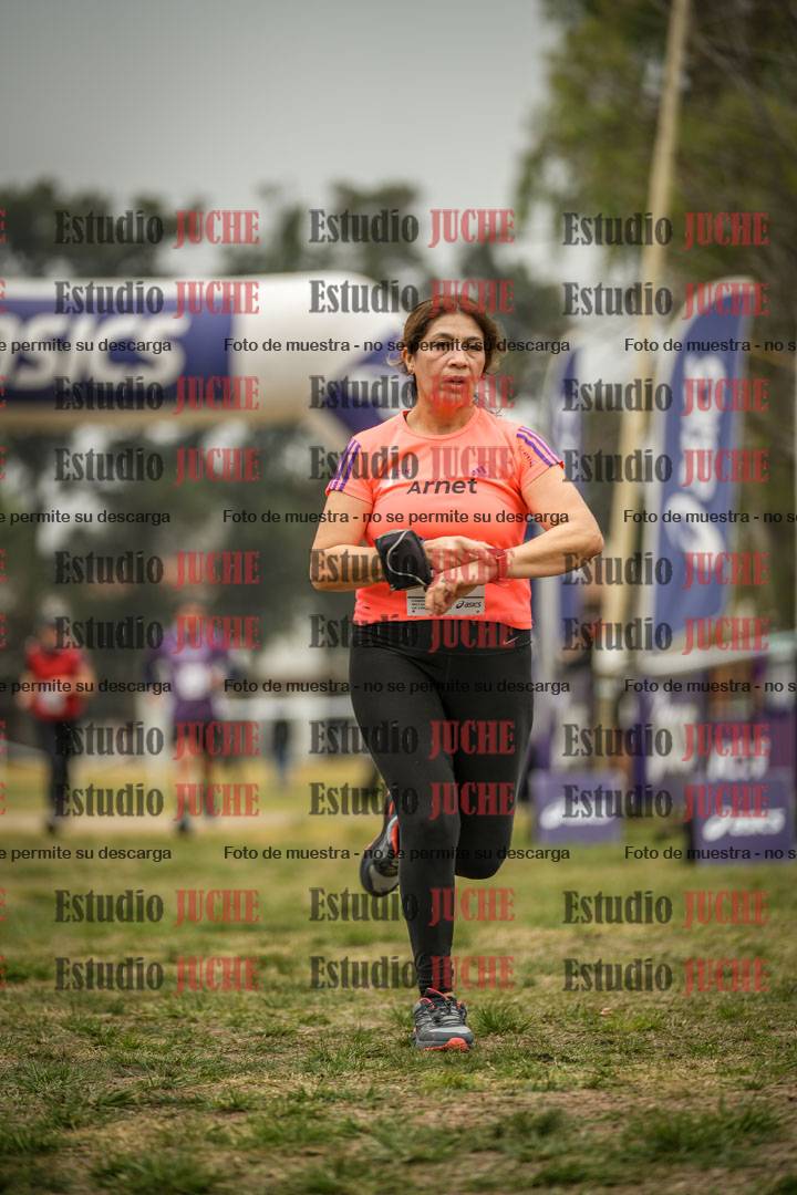 Fotos de la llegada del cross de 6000 m - running teams mujeres y varones
