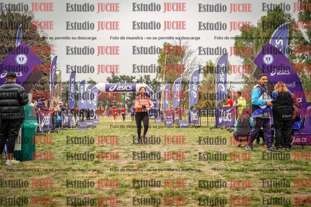 Fotos de la llegada del cross de 6000 m - running teams mujeres y varones