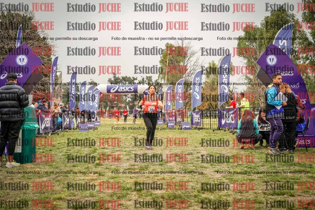 Fotos de la llegada del cross de 6000 m - running teams mujeres y varones