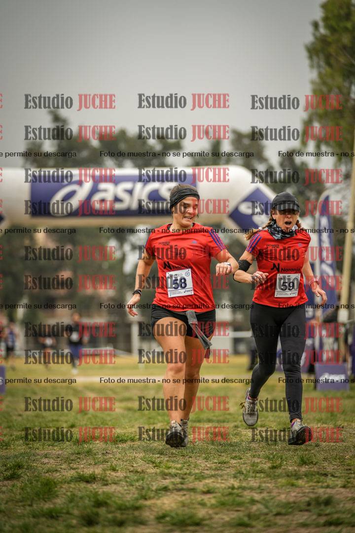 Fotos de la llegada del cross de 6000 m - running teams mujeres y varones