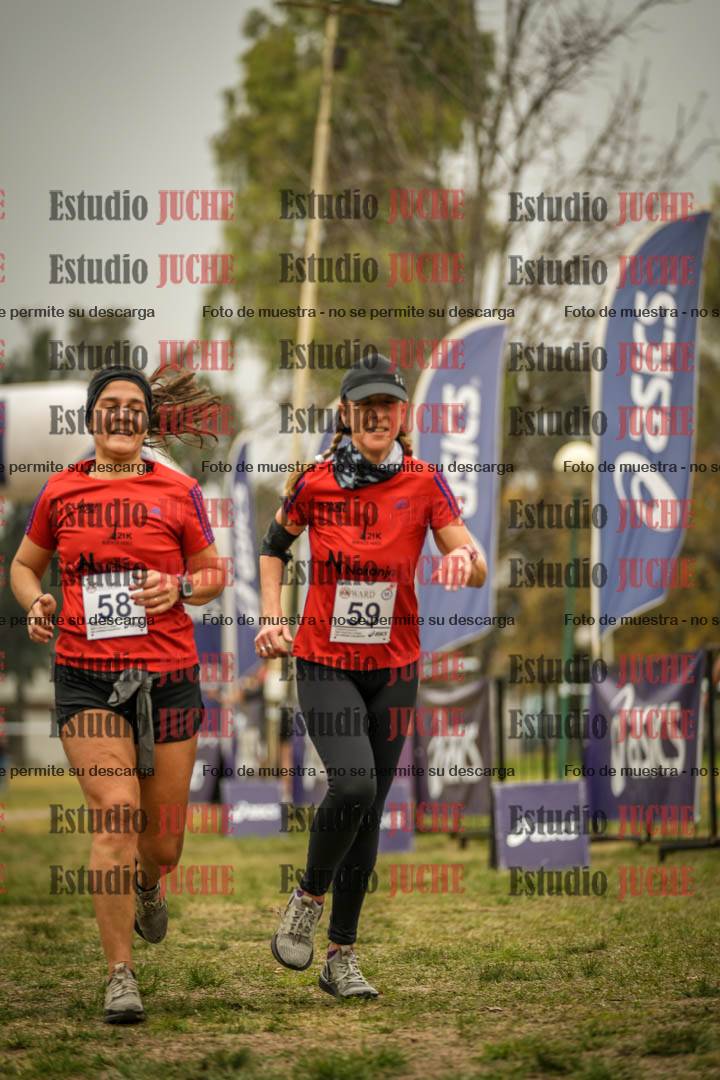 Fotos de la llegada del cross de 6000 m - running teams mujeres y varones