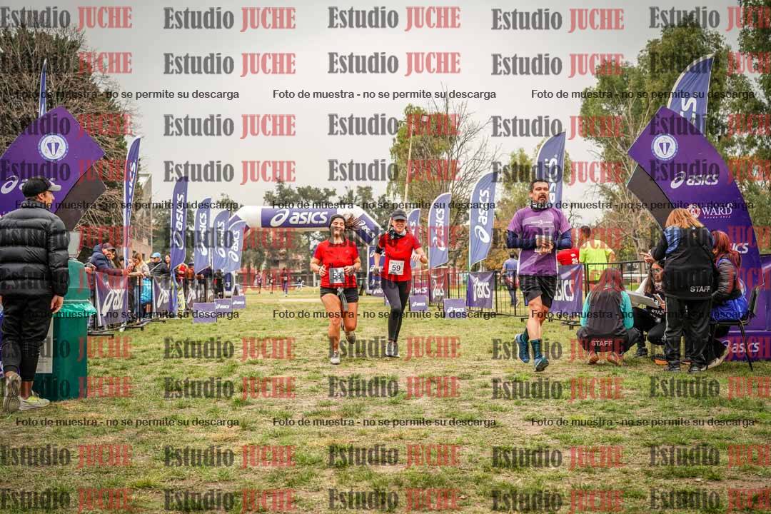 Fotos de la llegada del cross de 6000 m - running teams mujeres y varones