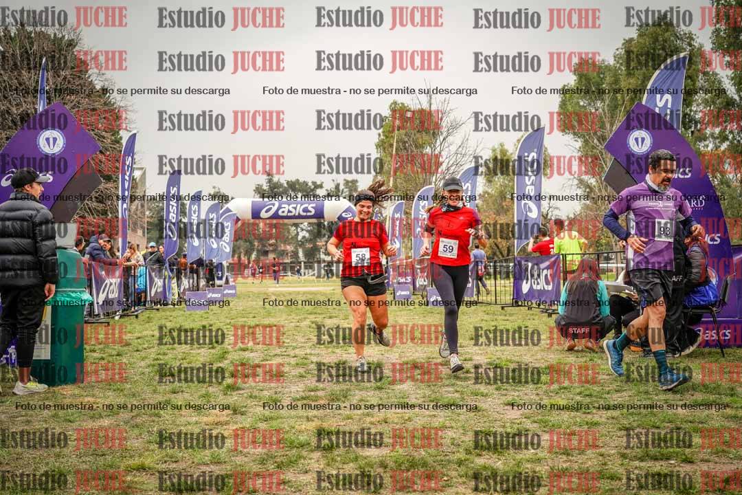Fotos de la llegada del cross de 6000 m - running teams mujeres y varones