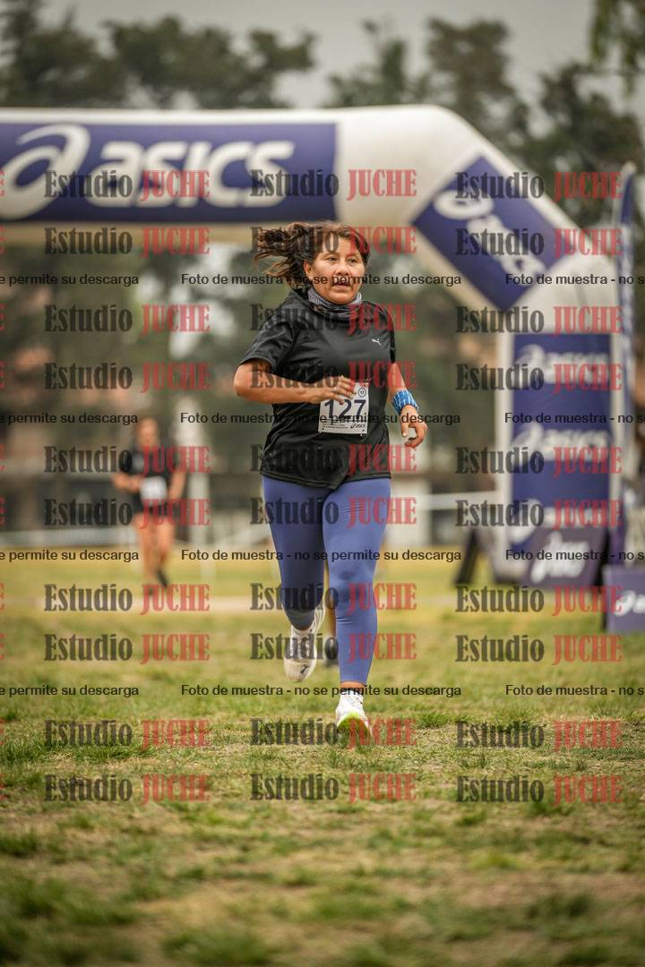 Fotos de la llegada del cross de 6000 m - running teams mujeres y varones