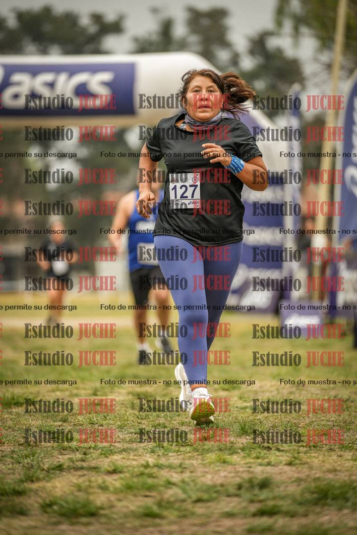 Fotos de la llegada del cross de 6000 m - running teams mujeres y varones