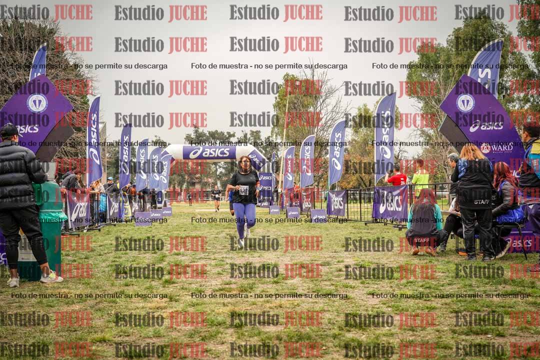 Fotos de la llegada del cross de 6000 m - running teams mujeres y varones