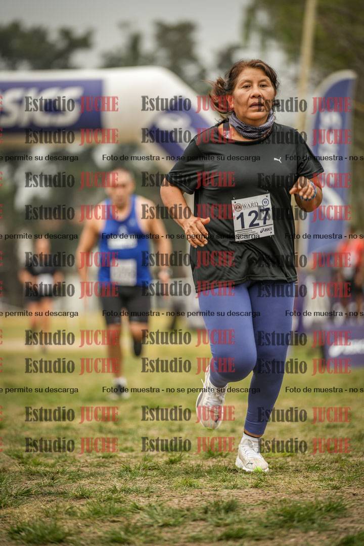 Fotos de la llegada del cross de 6000 m - running teams mujeres y varones