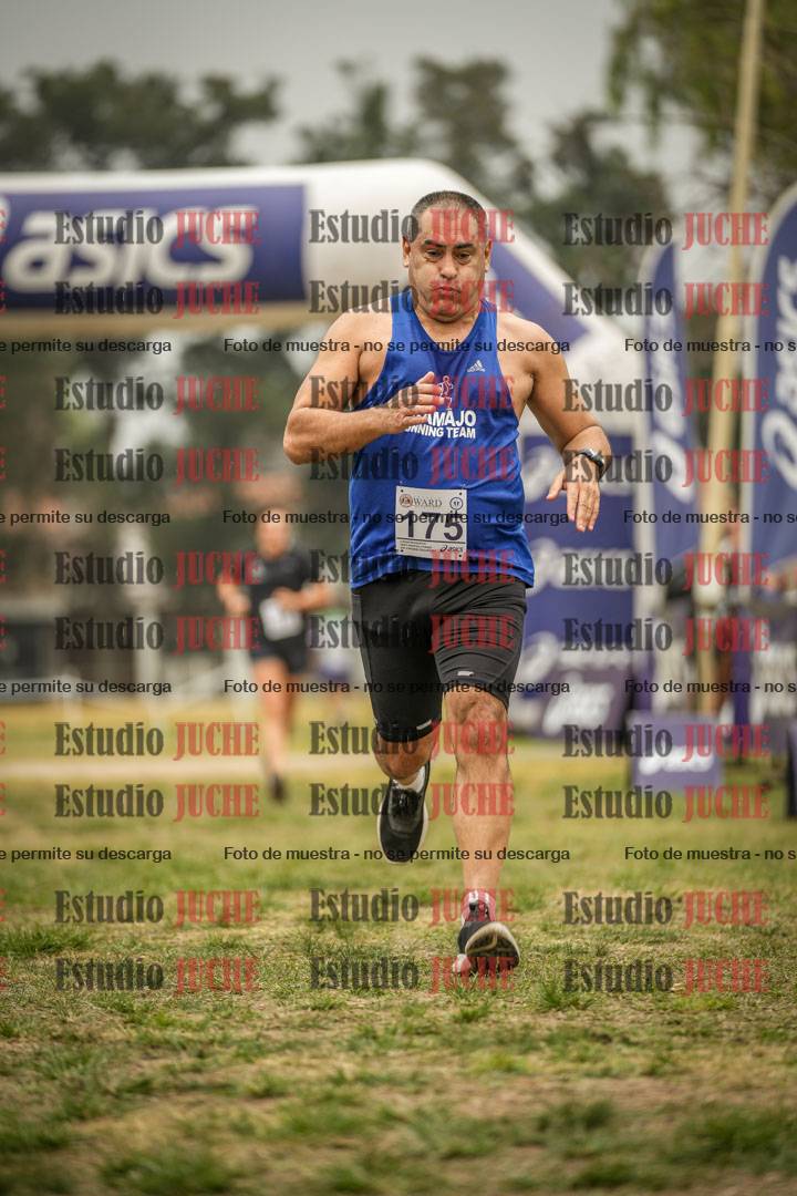 Fotos de la llegada del cross de 6000 m - running teams mujeres y varones