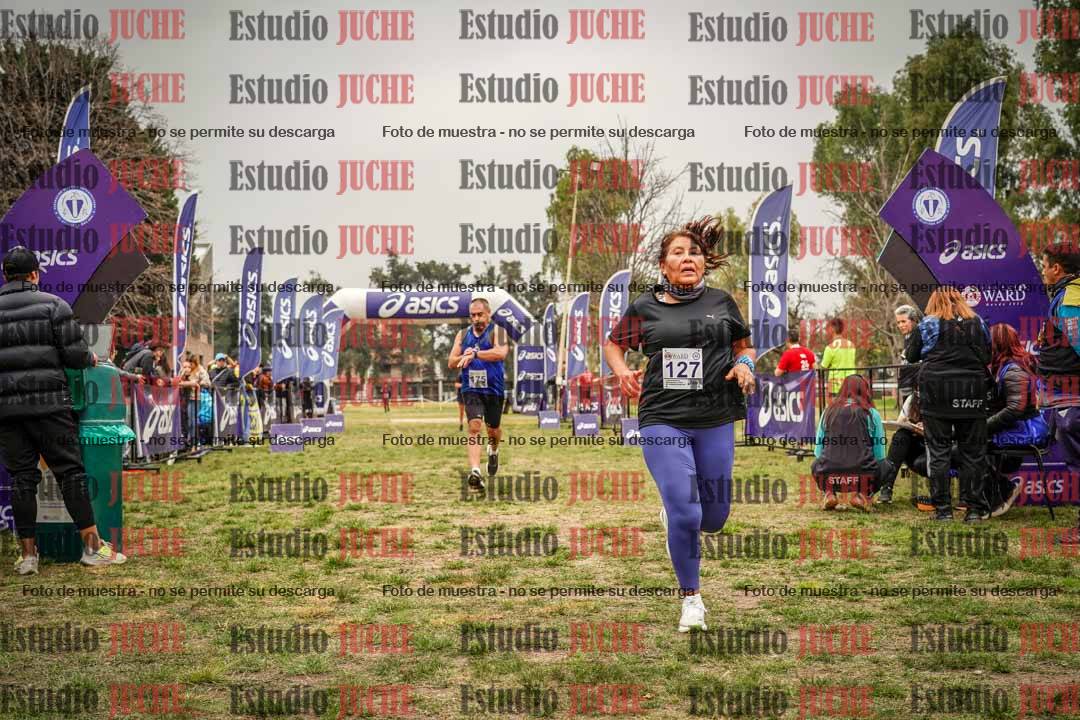 Fotos de la llegada del cross de 6000 m - running teams mujeres y varones