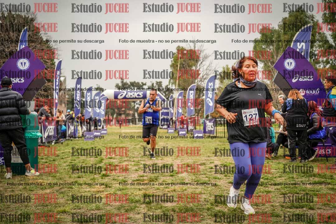 Fotos de la llegada del cross de 6000 m - running teams mujeres y varones