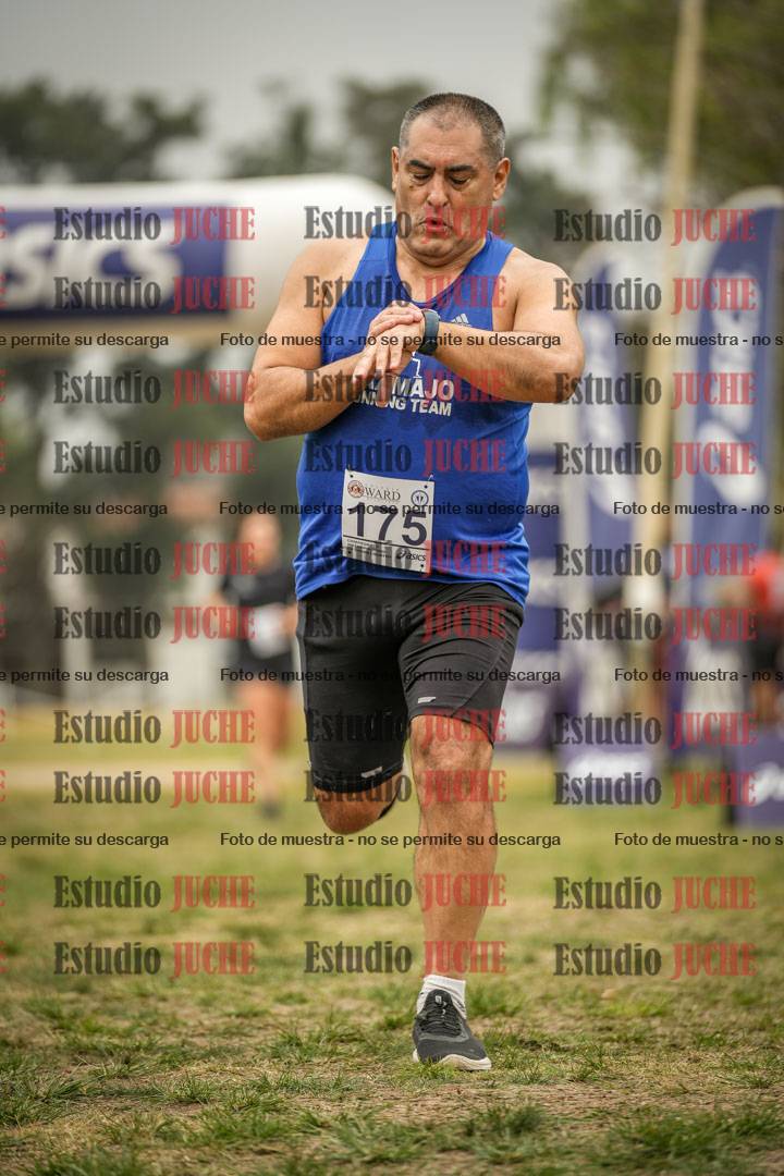Fotos de la llegada del cross de 6000 m - running teams mujeres y varones