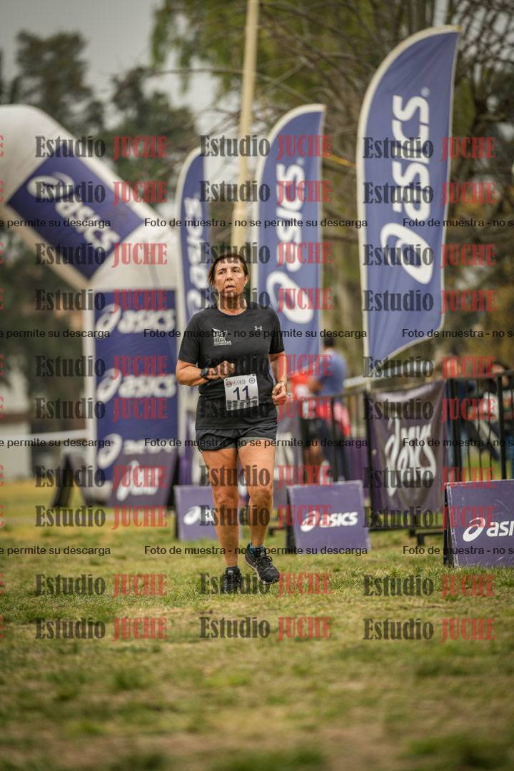 Fotos de la llegada del cross de 6000 m - running teams mujeres y varones