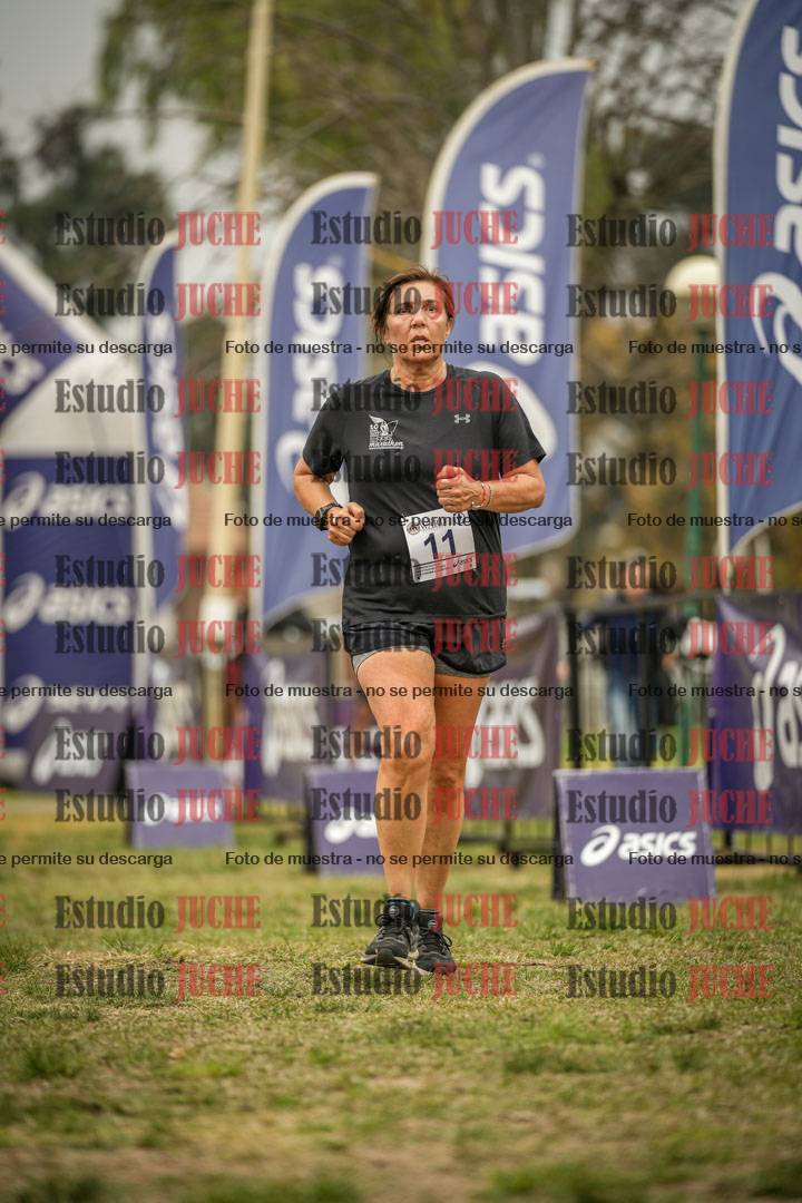 Fotos de la llegada del cross de 6000 m - running teams mujeres y varones