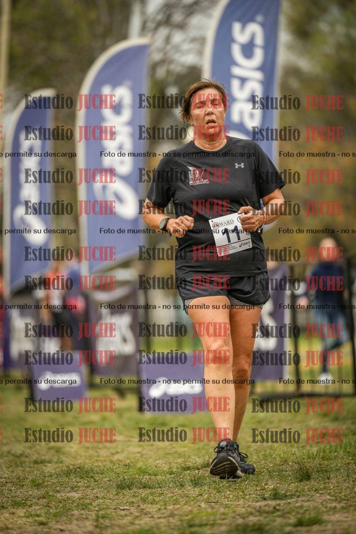 Fotos de la llegada del cross de 6000 m - running teams mujeres y varones