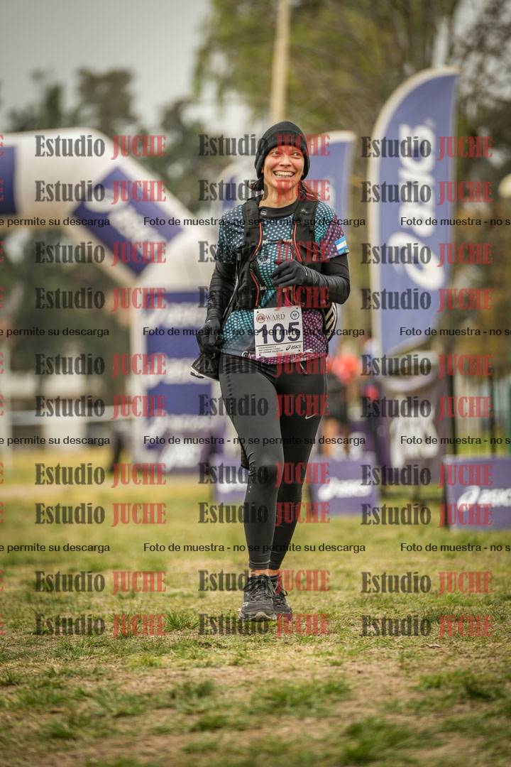 Fotos de la llegada del cross de 6000 m - running teams mujeres y varones