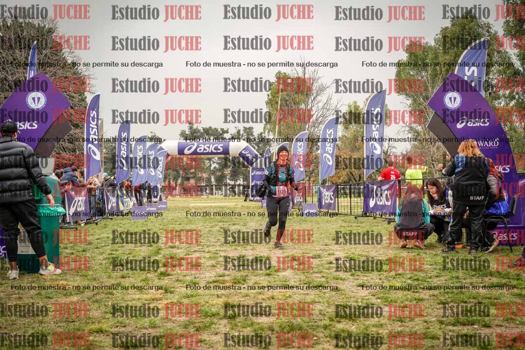 Fotos de la llegada del cross de 6000 m - running teams mujeres y varones
