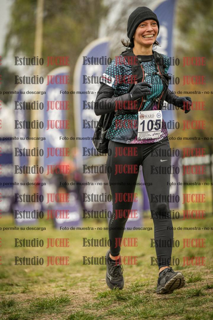 Fotos de la llegada del cross de 6000 m - running teams mujeres y varones