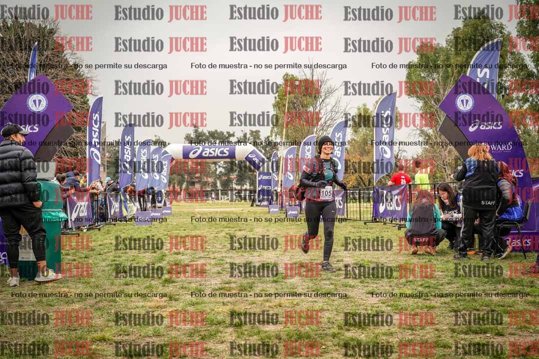 Fotos de la llegada del cross de 6000 m - running teams mujeres y varones