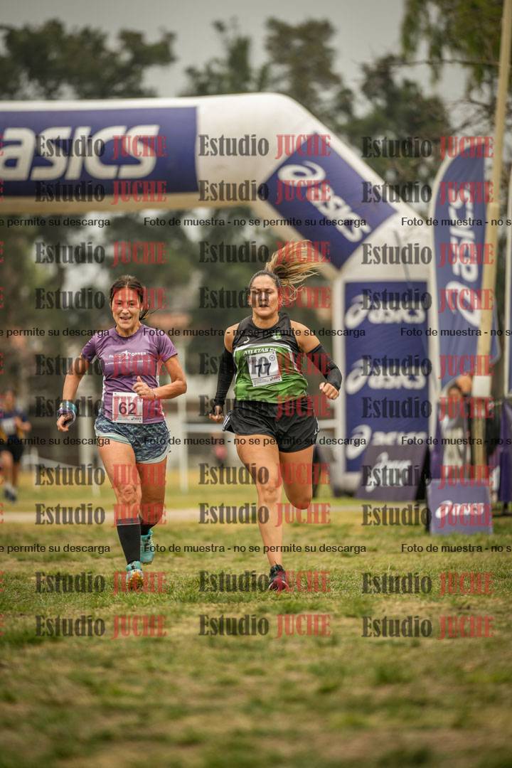 Fotos de la llegada del cross de 6000 m - running teams mujeres y varones