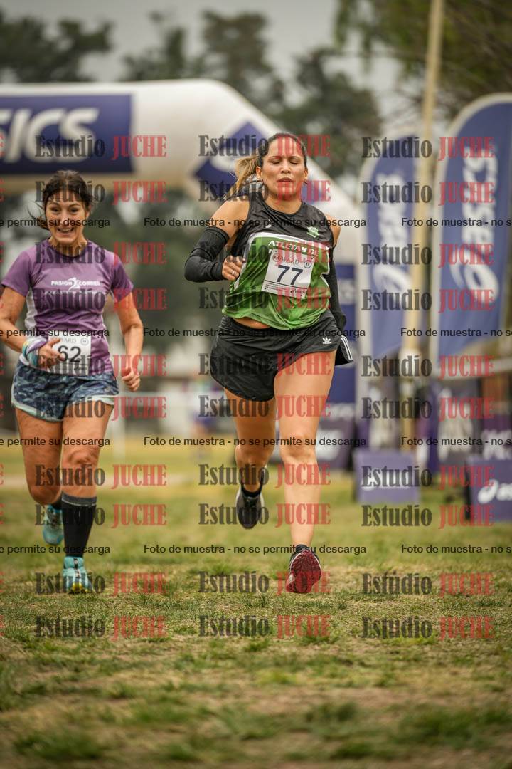 Fotos de la llegada del cross de 6000 m - running teams mujeres y varones