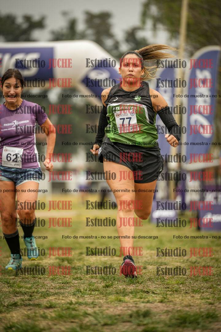 Fotos de la llegada del cross de 6000 m - running teams mujeres y varones