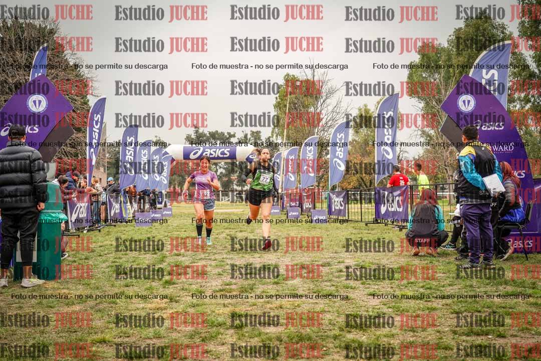 Fotos de la llegada del cross de 6000 m - running teams mujeres y varones