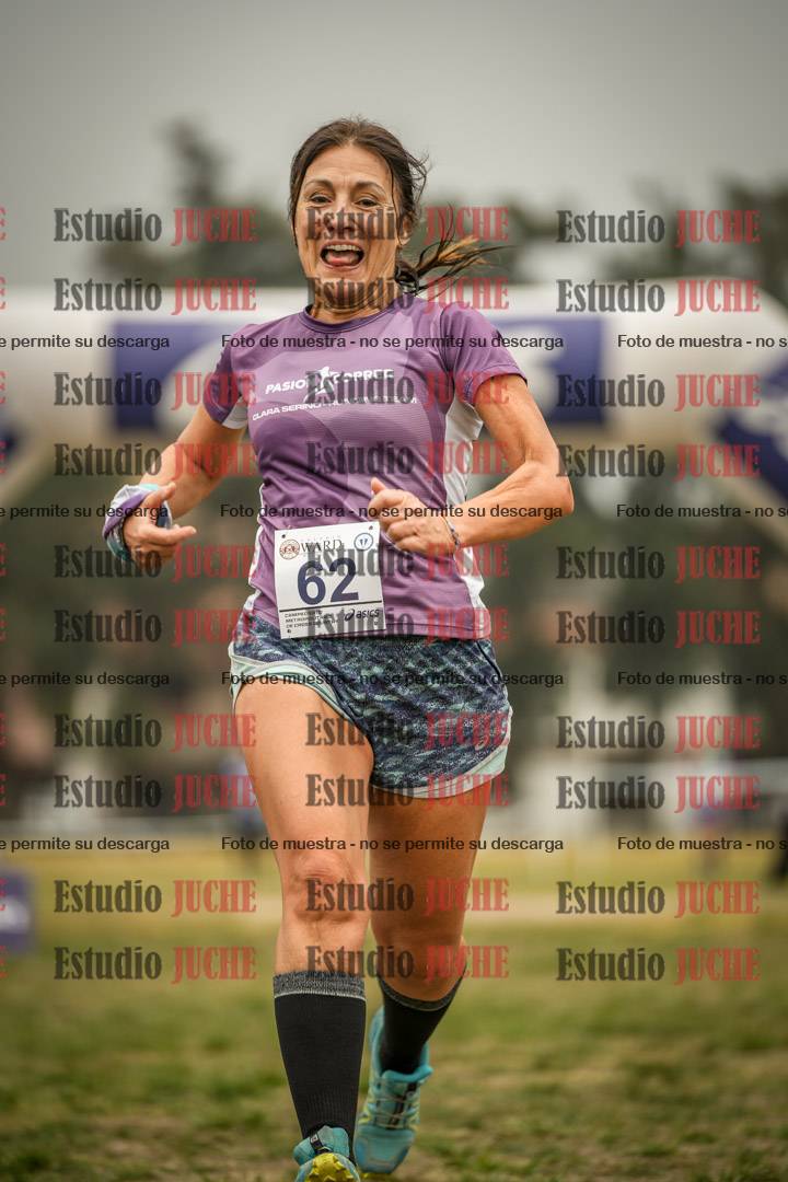 Fotos de la llegada del cross de 6000 m - running teams mujeres y varones