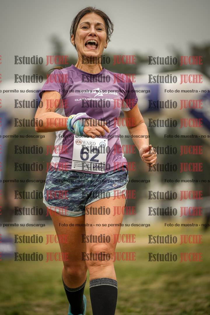 Fotos de la llegada del cross de 6000 m - running teams mujeres y varones