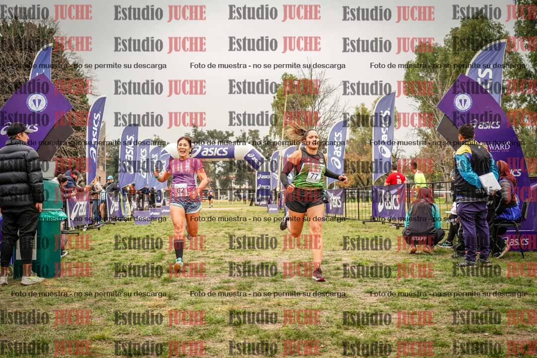Fotos de la llegada del cross de 6000 m - running teams mujeres y varones