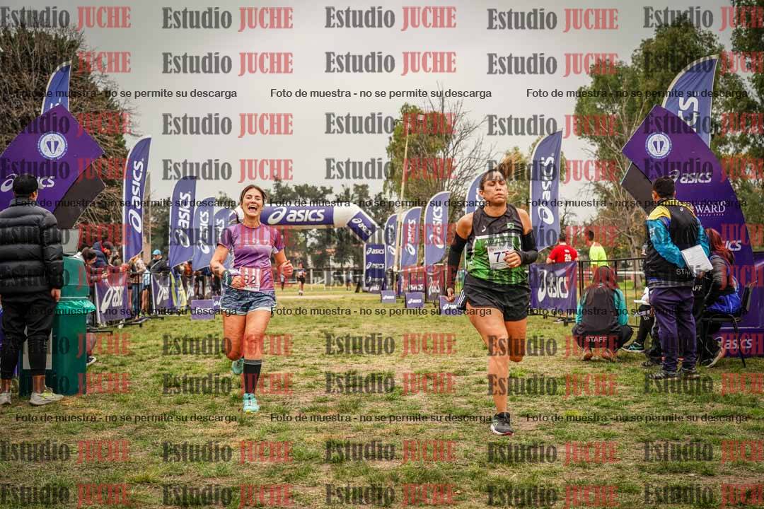 Fotos de la llegada del cross de 6000 m - running teams mujeres y varones