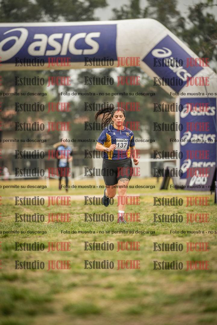 Fotos de la llegada del cross de 6000 m - running teams mujeres y varones
