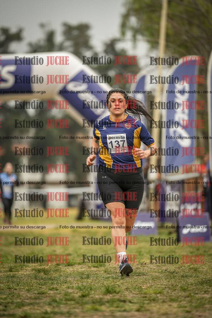 Fotos de la llegada del cross de 6000 m - running teams mujeres y varones