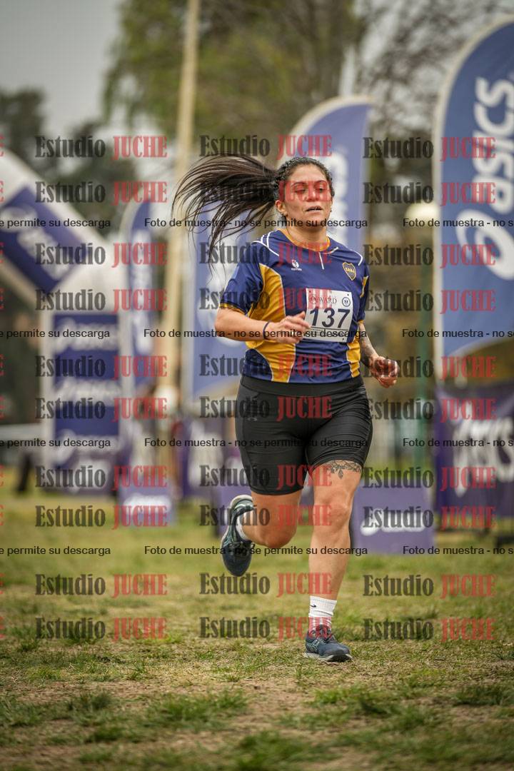 Fotos de la llegada del cross de 6000 m - running teams mujeres y varones