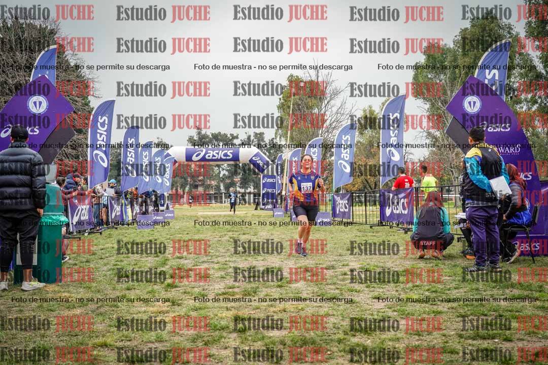 Fotos de la llegada del cross de 6000 m - running teams mujeres y varones
